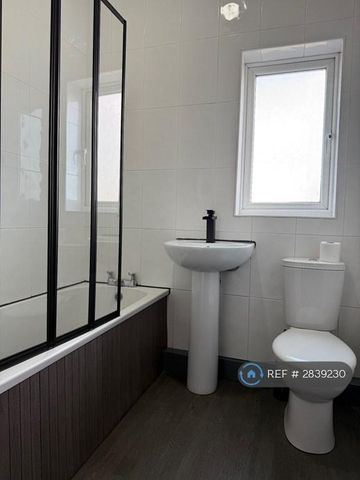 4 bedroom terraced house to rent - Photo 5