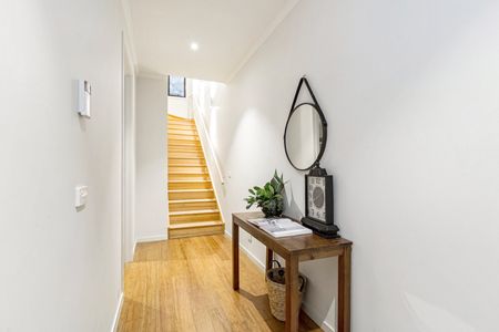 Modern 3-Bedroom Home with Self-Contained Ground Floor – Walk to Yarraville Village and Transport! - Photo 2