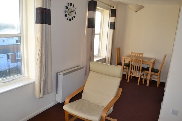 2 Bed Flat, Grange Close, LS10 - Photo 1