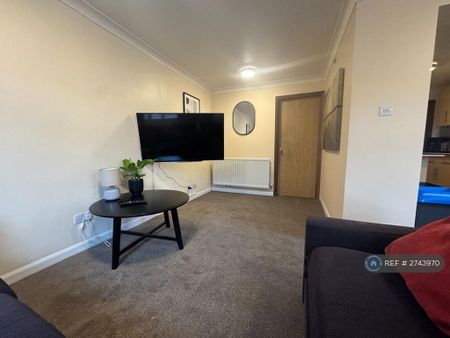 1 bedroom in a house share to rent - Photo 2