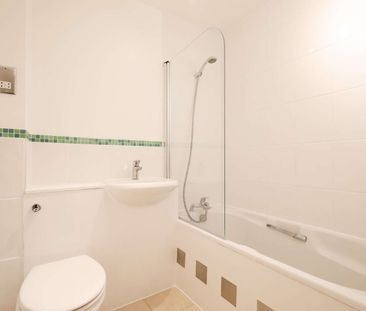 A generous ground floor apartment set in an attractive gated development in a popular Wimbledon location. - Photo 6