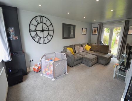 2 Bedroom End Terrace To Let - Photo 2