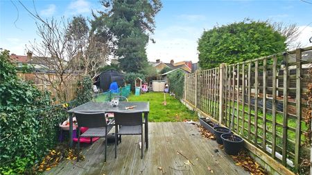 Farnell Road, Staines-upon-Thames, Surrey, TW18 4HT - Photo 3