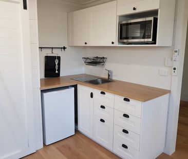 Luxurious Studio Living in Palm Beach - POWER, INTERNET AND WATER I... - Photo 4