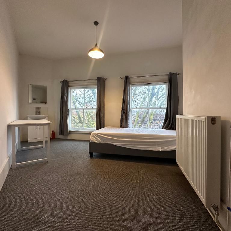 1 bedroom in a flat share to rent - Photo 1