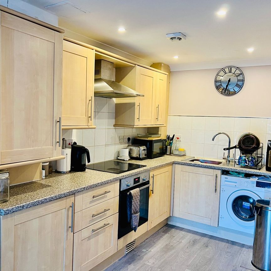 2 Bed Flat, Park Lodge, M16 - Photo 1
