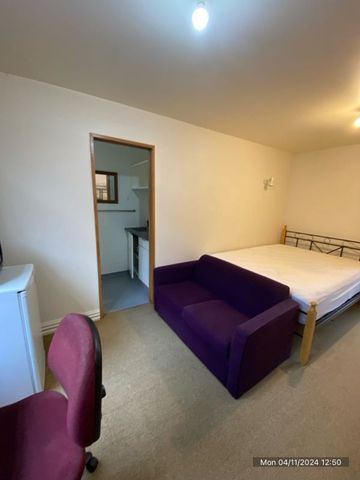 Centrally located boarding house room - Photo 5