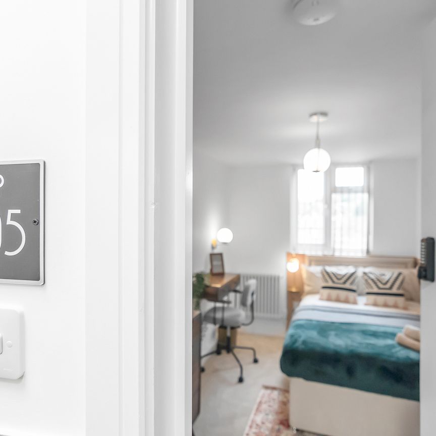 6 bedroom house to rent Hitchin Road, Luton, Bedfordshire, LU2 - Photo 1