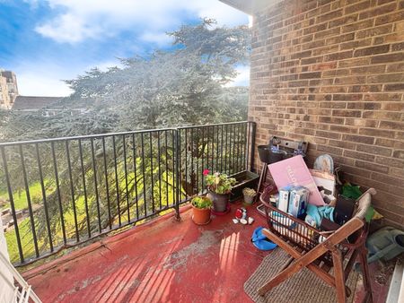 2 bedroom apartment to rent Chichester Court, Pevensey Garden, Worthing, BN11 - Photo 3