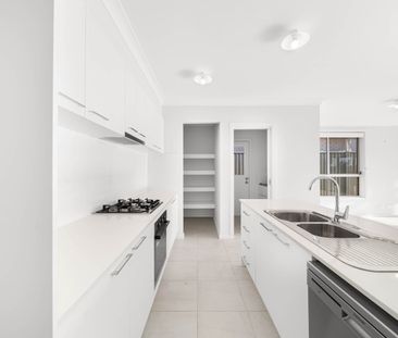 NEWLY BUILT, MODERN FAMILY HOME - Photo 3