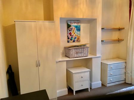 4 Bed Semi-Detached House, Middle Street, SO14 - Photo 3