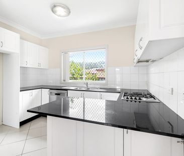 SPACIOUS TOWNHOUSE IN PRIME LOCATION! - Photo 4