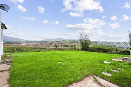 An imposing red brick country home set in a rural location which forms part of the Kentchurch Court Estate. Recently refurbished throughout. - Photo 4