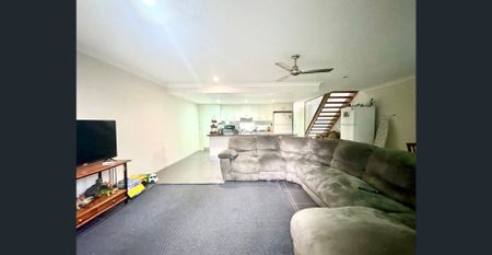 EXECUTIVE TOWNHOUSE IN CONVENIENT LOCATION - Photo 4