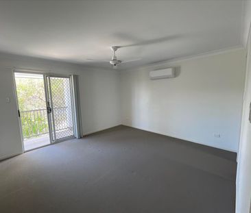 Stylish Townhouse in Coomera – Contemporary Living in a Prime Location - Photo 4