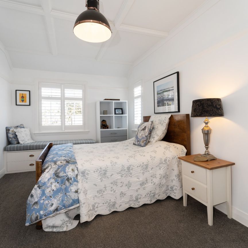 Luxurious Fully Furnished Home with Pool and Gym in Prime Epsom Location - Photo 1