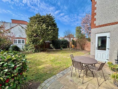 Cranbrook Rise, Ilford, IG1 - Photo 3