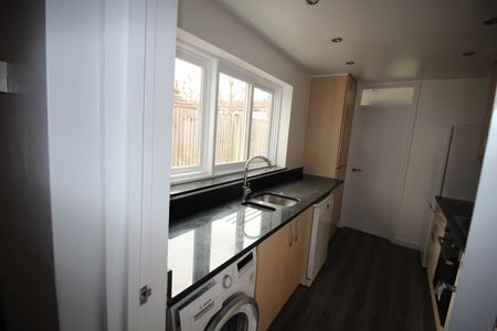 2 Bed Terraced House, Glendish Road, N17 - Photo 2