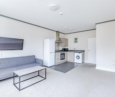 3 bedroom flat to rent - Photo 2