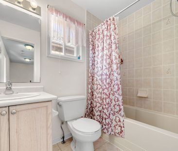 For Lease - 909 Oaktree Crescent, Newmarket, Ontario - Photo 2