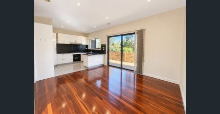 Stylish 3-Bedroom Townhouse in Doncaster East - Photo 2