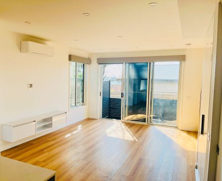 Near new (5 months), Contemporary Luxury Living in the Heart of Strathmore - Photo 5