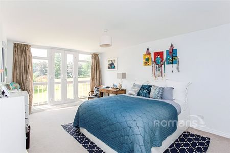 Titness Park, London Road, Ascot, SL5 - Photo 4