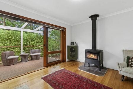 Beautiful four bedroom home backing Red Hill Nature Reserve - Photo 2