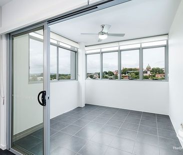 Stylish One-Bedroom Apartment with Superb Views & Unbeatable Location - Photo 6