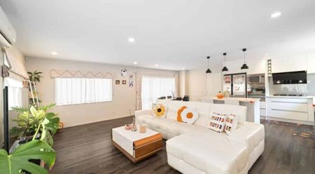 Spacious 4-Bed plus 1 study Home - Photo 2