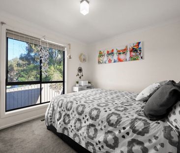 Freshly Painted and Brand New Carpet Modern Family Home - Yarraluml... - Photo 2