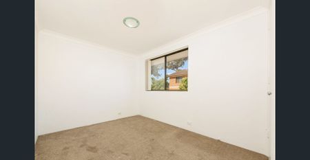 THREE BEDROOM TOWNHOUSE WITH DOUBLE GARAGE! - Photo 2