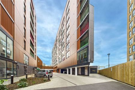 1 bedroom Flat in Market Street, Berkshire - Photo 5