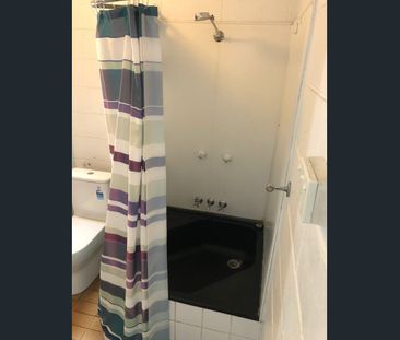 Older style spacious one bedroom flat - Photo 6