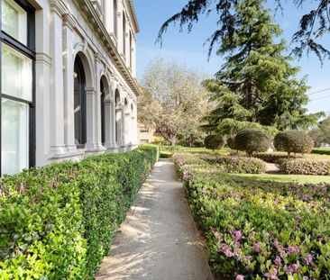 Prime Corner Apartment Living Opposite Albert Park Lake - Photo 2