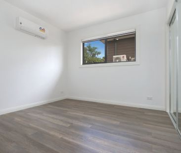 HUGE 3 BEDROOM TOWNHOUSE WITH EVERYTHING JUST DOWN THE ROAD ! - Photo 5