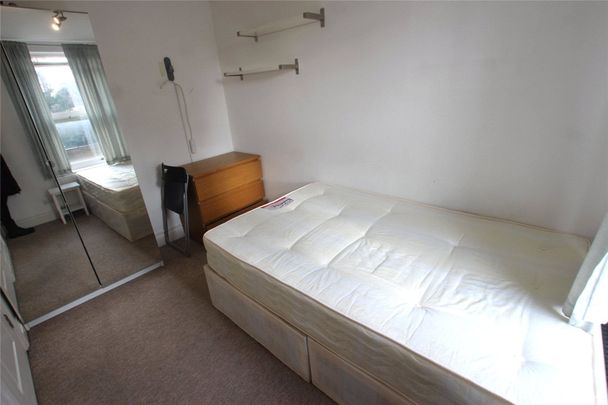 *EN-SUITE Double Room with PARKING SPACE* - Photo 1