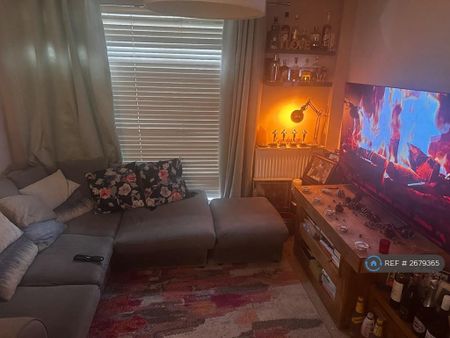 1 bedroom in a flat share to rent - Photo 2