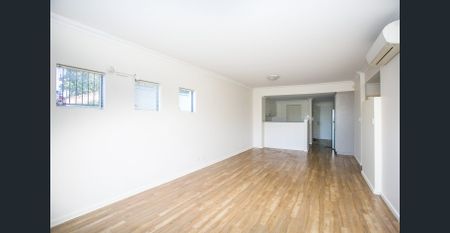 Spacious Apartment with 2 Car Bays! - Photo 4