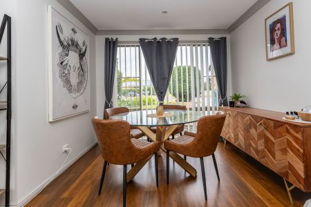 Beautiful air-conditioned 2 bedroom duplex with enchanting rear yard - Photo 2