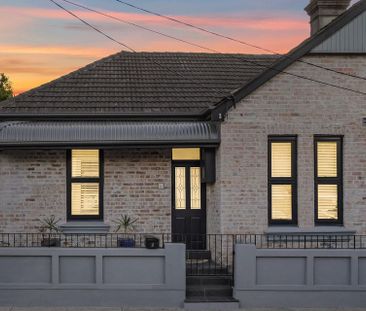 Charming 3 bedroom home 5 minute walk to Sydenham Metro/Train Stations - Photo 1