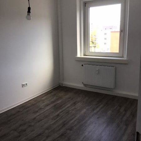 Renovierte und gut geschnittene 2-Zimmer-Wohnung ab sofort frei - Foto 1