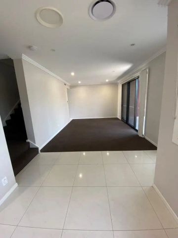 “Modern 3 Bedroom Residence with Double Garage and Courtyard” - Photo 4
