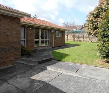 LARGE WELL PRESENTED FAMILY HOME IN LOVELY NEIGHBOURHOOD!! - Photo 6