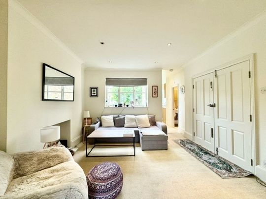 2 Bedroom Apartment, Fulham Park Gardens, London SW6 - Photo 1