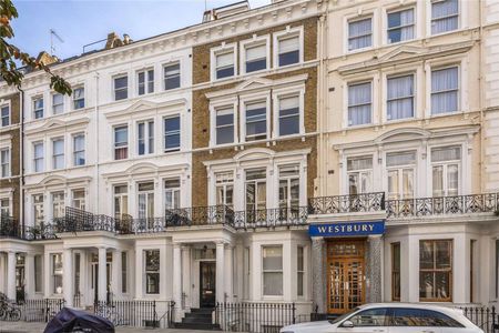 A charming fourth floor period conversion in a prime South Kensington location, boasting plenty of natural light and a private balcony. - Photo 5