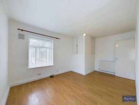3 bedroom flat to rent - Photo 2