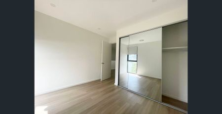 Almost New Modern 4-Bedroom Family Home in Box Hill - Photo 4