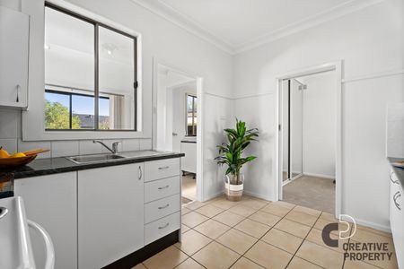Charming Home in convenient location - Photo 3