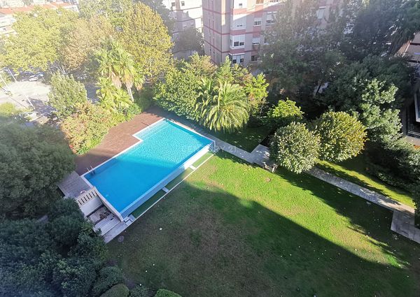 Condomínio Amorosa Place, T3 com 3 WC, Varandas, Garagem, Ginásio, Jardim com piscina e parque Infantil.